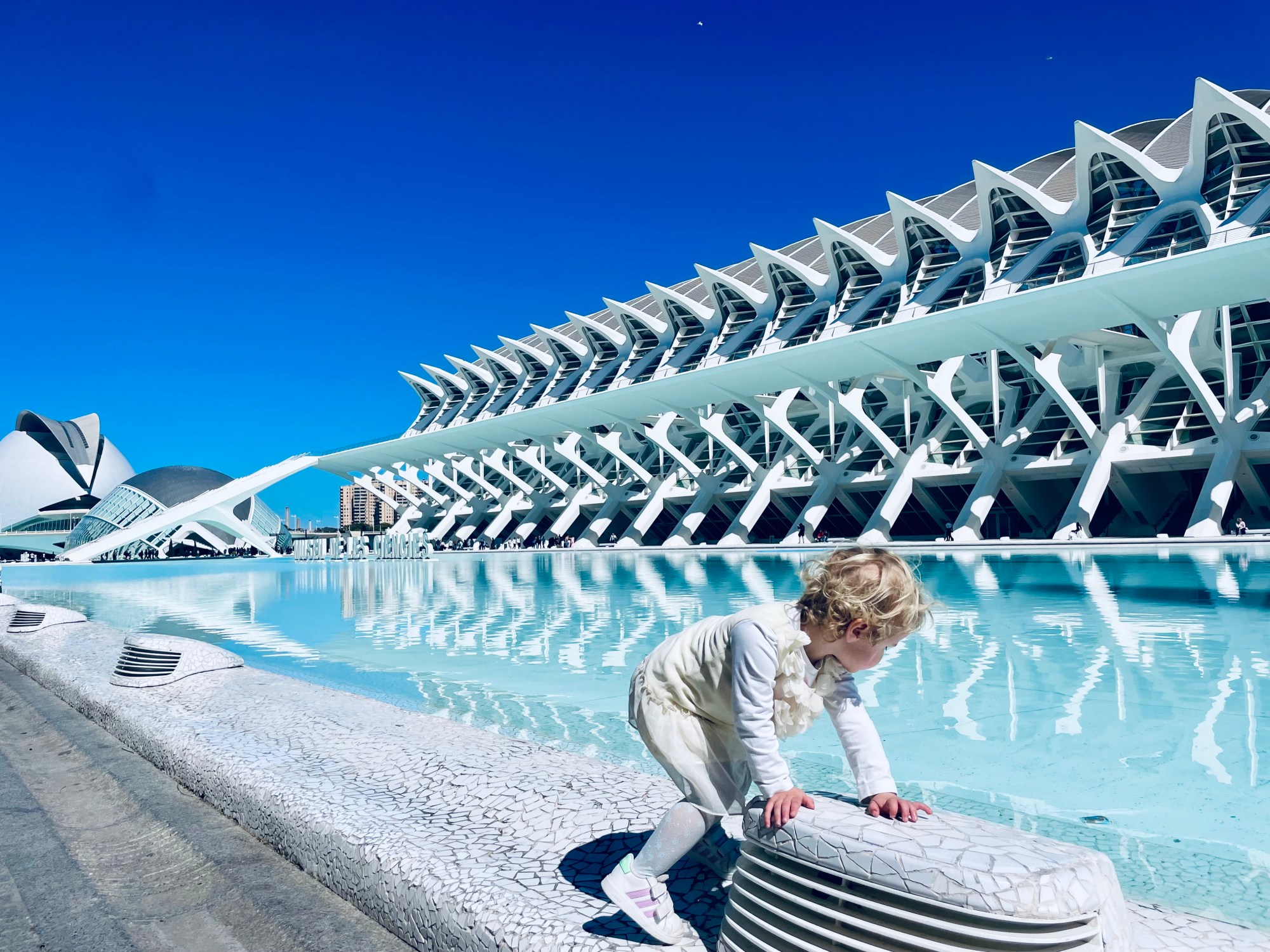 Bambina gioca alla Ciudad de las Artes y las Ciencias - Valencia, Spagna