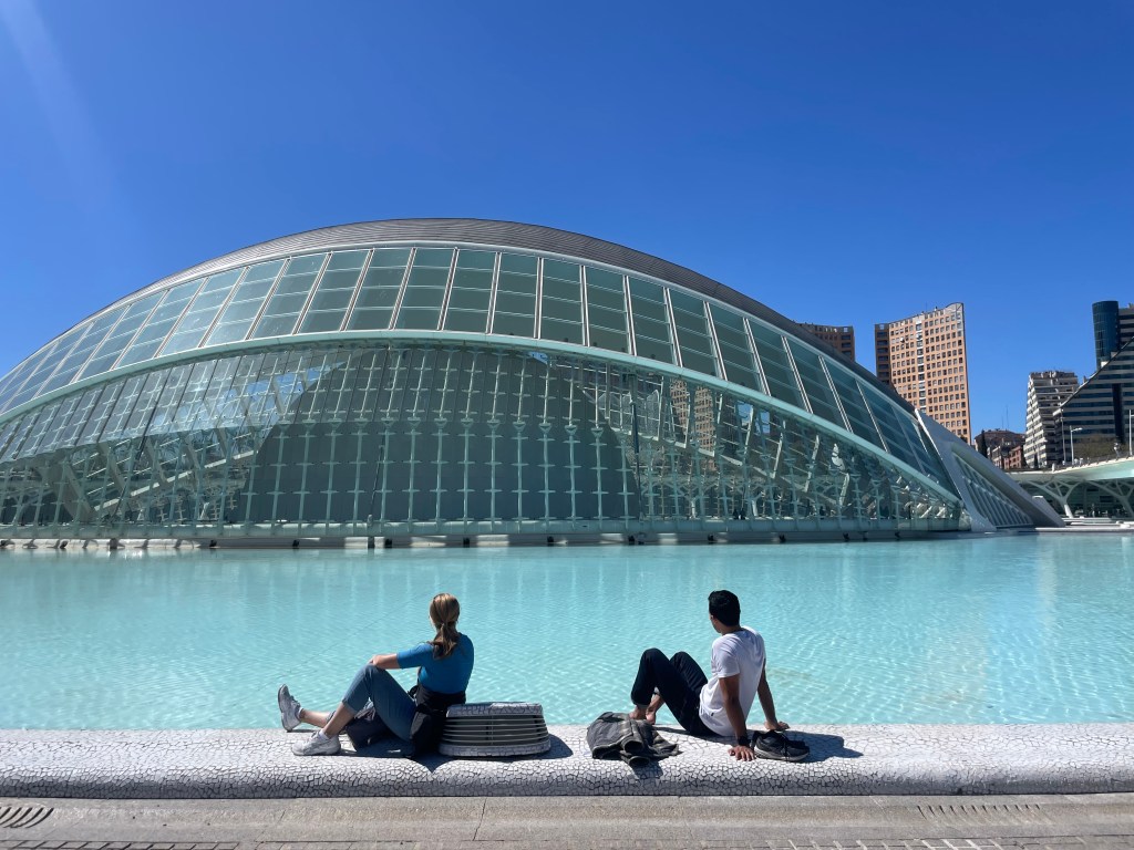 Due persone si rilassano alla Ciudad de las Artes e la Ciencias - Valencia, Spagna