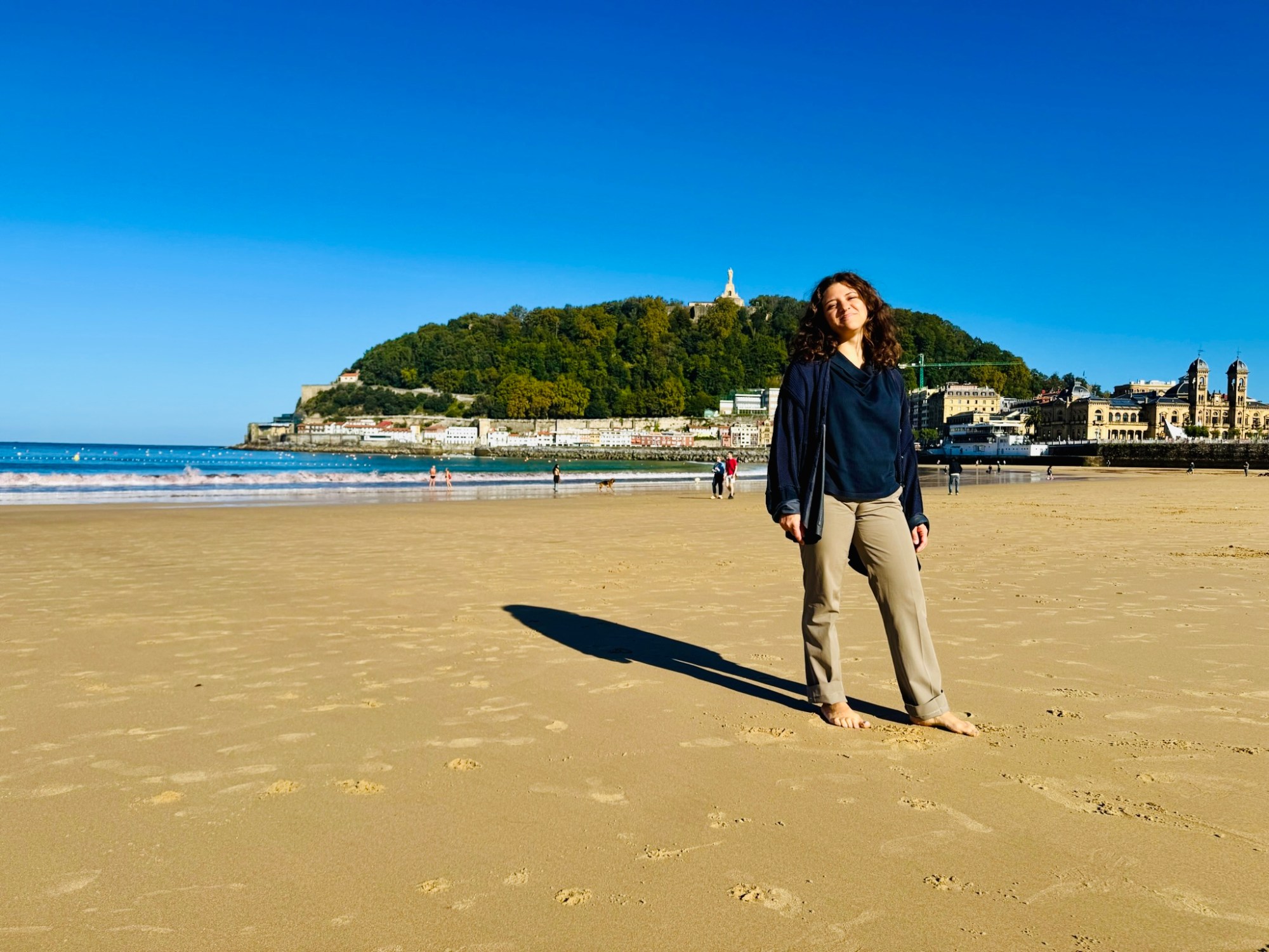 Donna sorridente alla spiaggia La Concha di San Sebastián - Paesi Baschi, Spagna