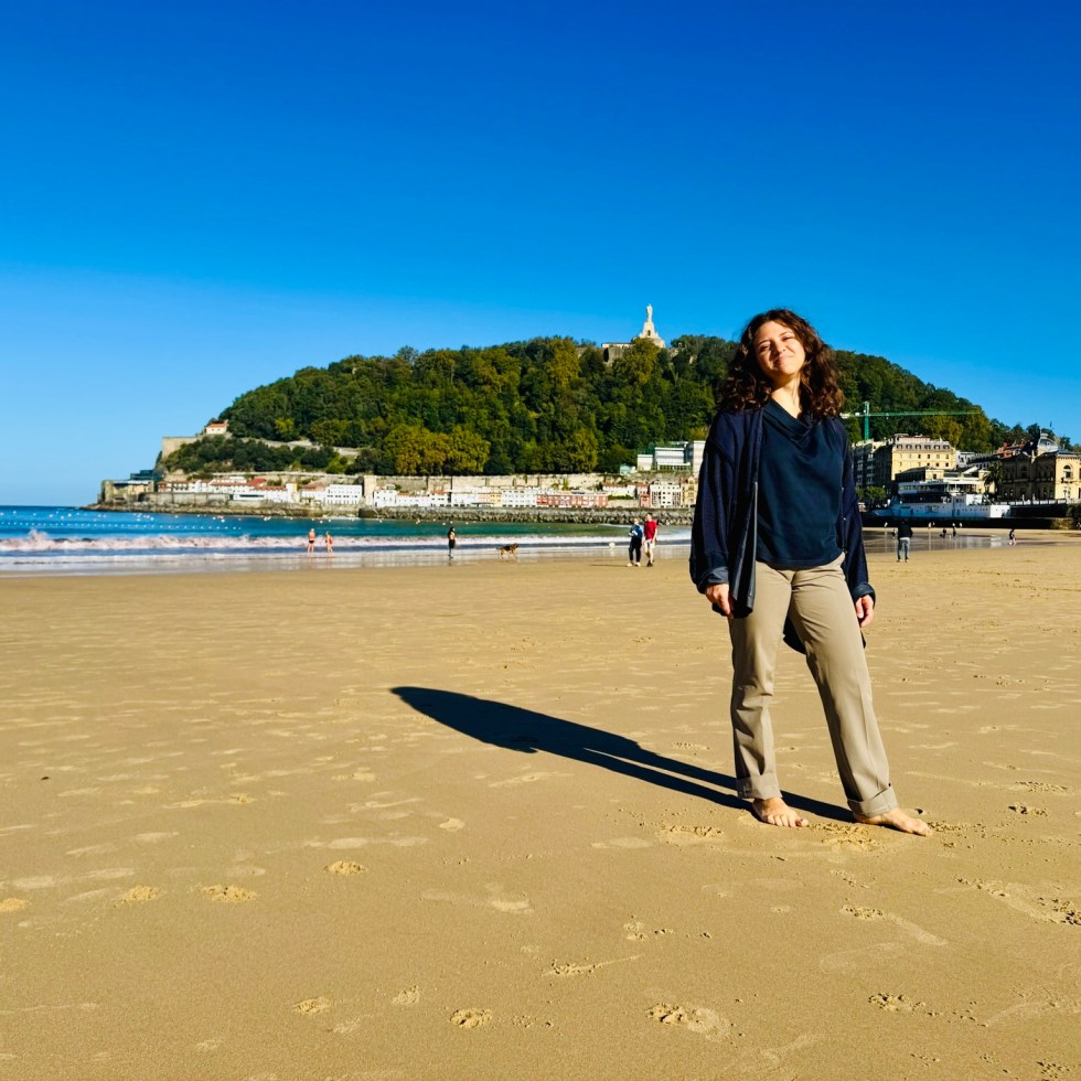 Donna sorridente alla spiaggia La Concha di San Sebastián - Paesi Baschi, Spagna