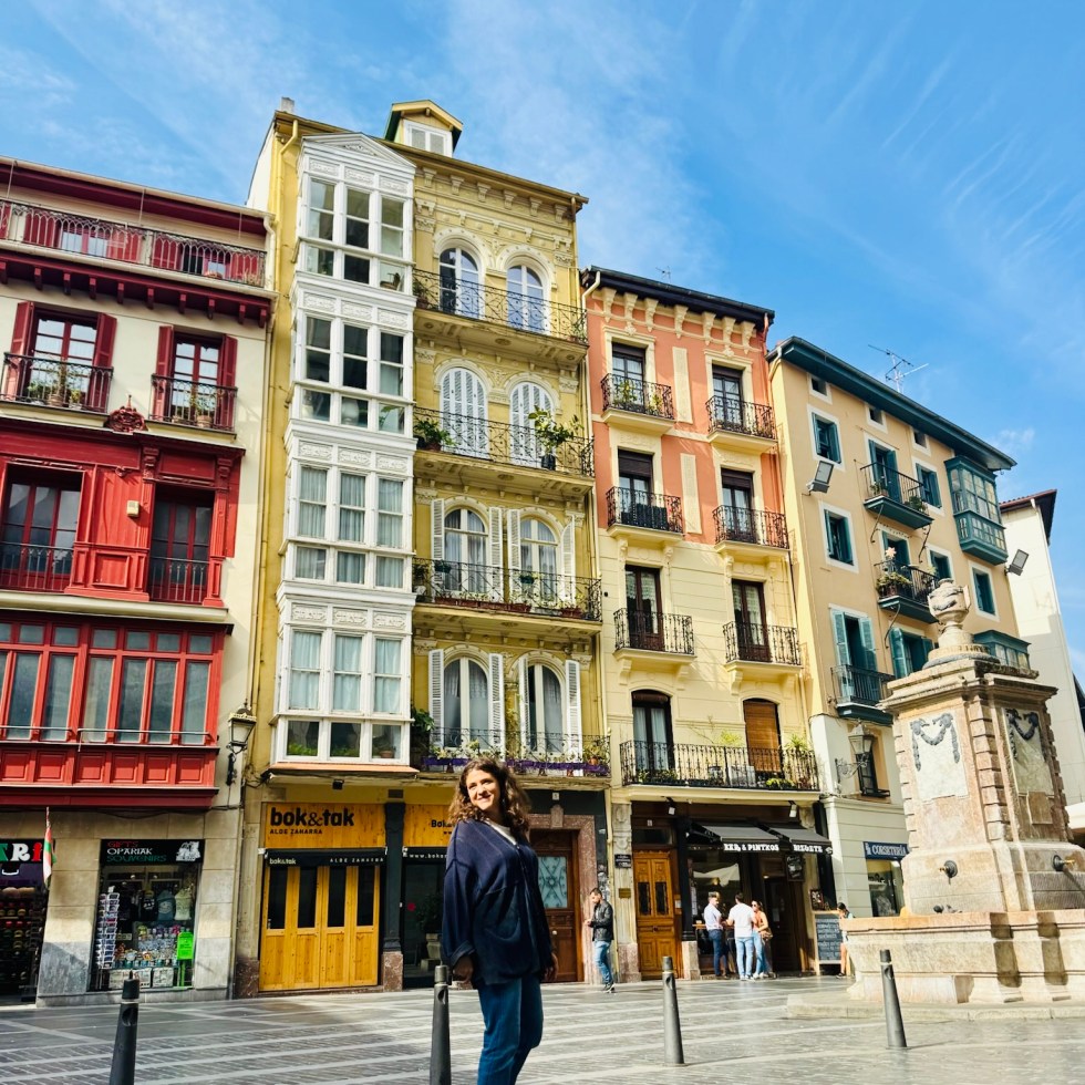 Donna sorridente nella Piazza della Cattedrale, Bilbao - Paesi Baschi, Spagna