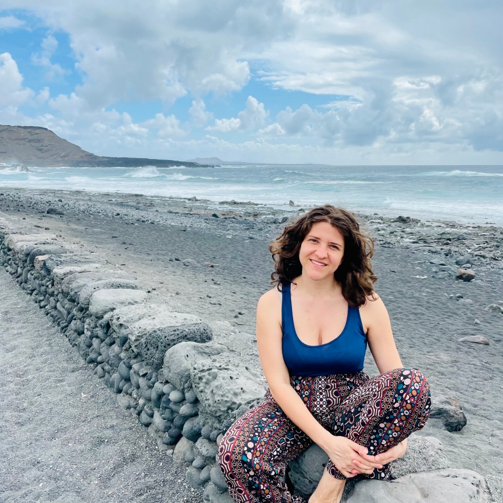 Donna sorridente a El Golfo - Lanzarote, Isole Canarie, Spagna
