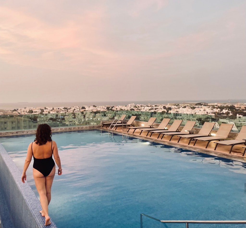 Donna alla piscina rooftop dell’hotel Golden Tulip - Muscat, Oman