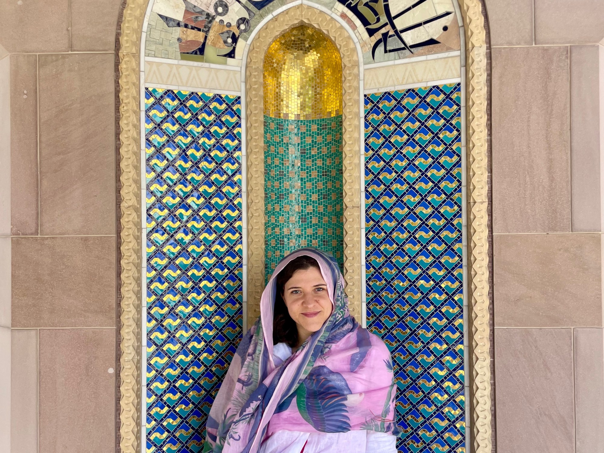 Donna con velo alla Grande Moschea del Sultano Qaboos - Muscat, Oman