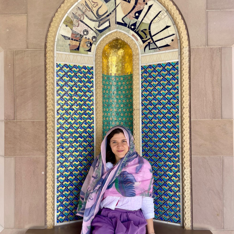Donna con velo alla Grande Moschea del Sultano Qaboos - Muscat, Oman