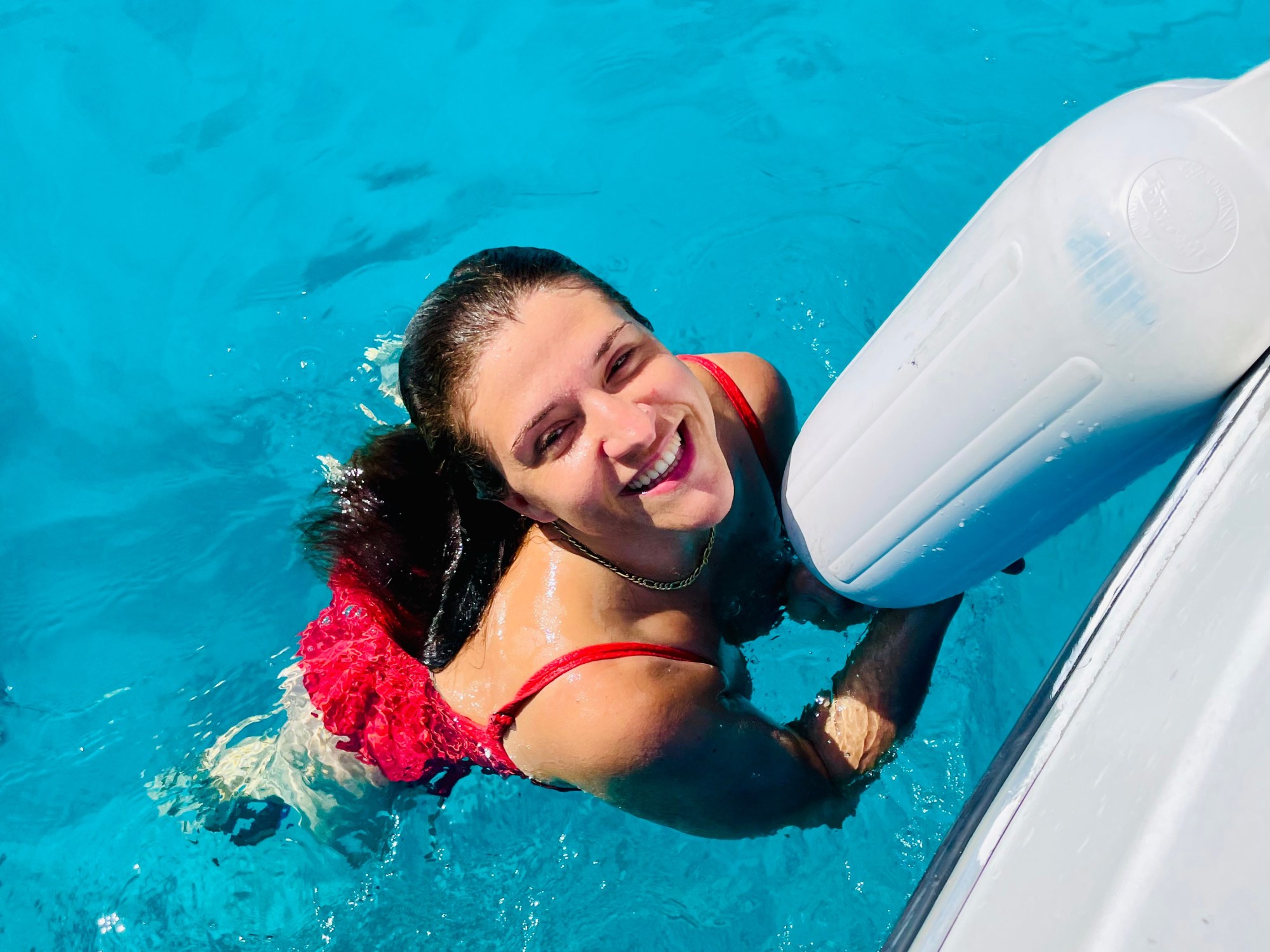 Donna felice nel mare di Paxos - Isole Ioniche, Grecia