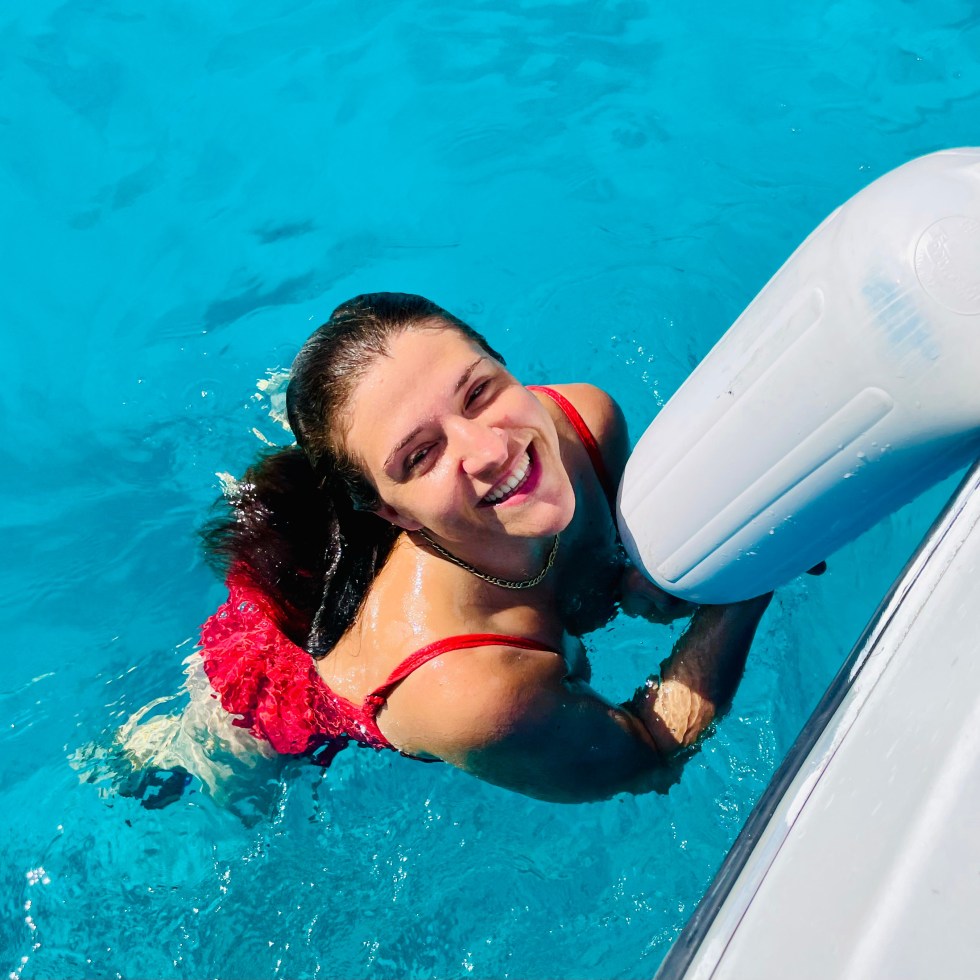 Donna felice nel mare di Paxos - Isole Ioniche, Grecia