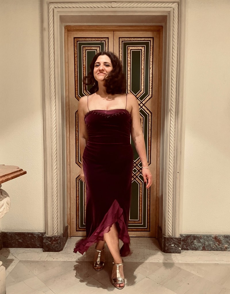 Donna in abito elegante al Grand Hyatt Muscat, Oman