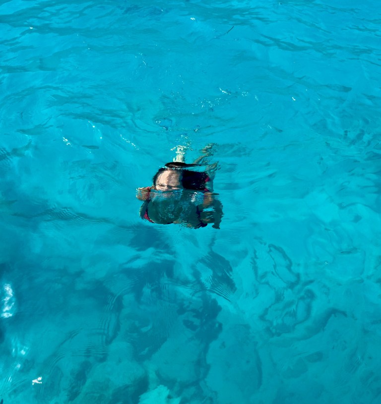 Donna nuota nel mare di Paxos - Isole Ioniche, Grecia