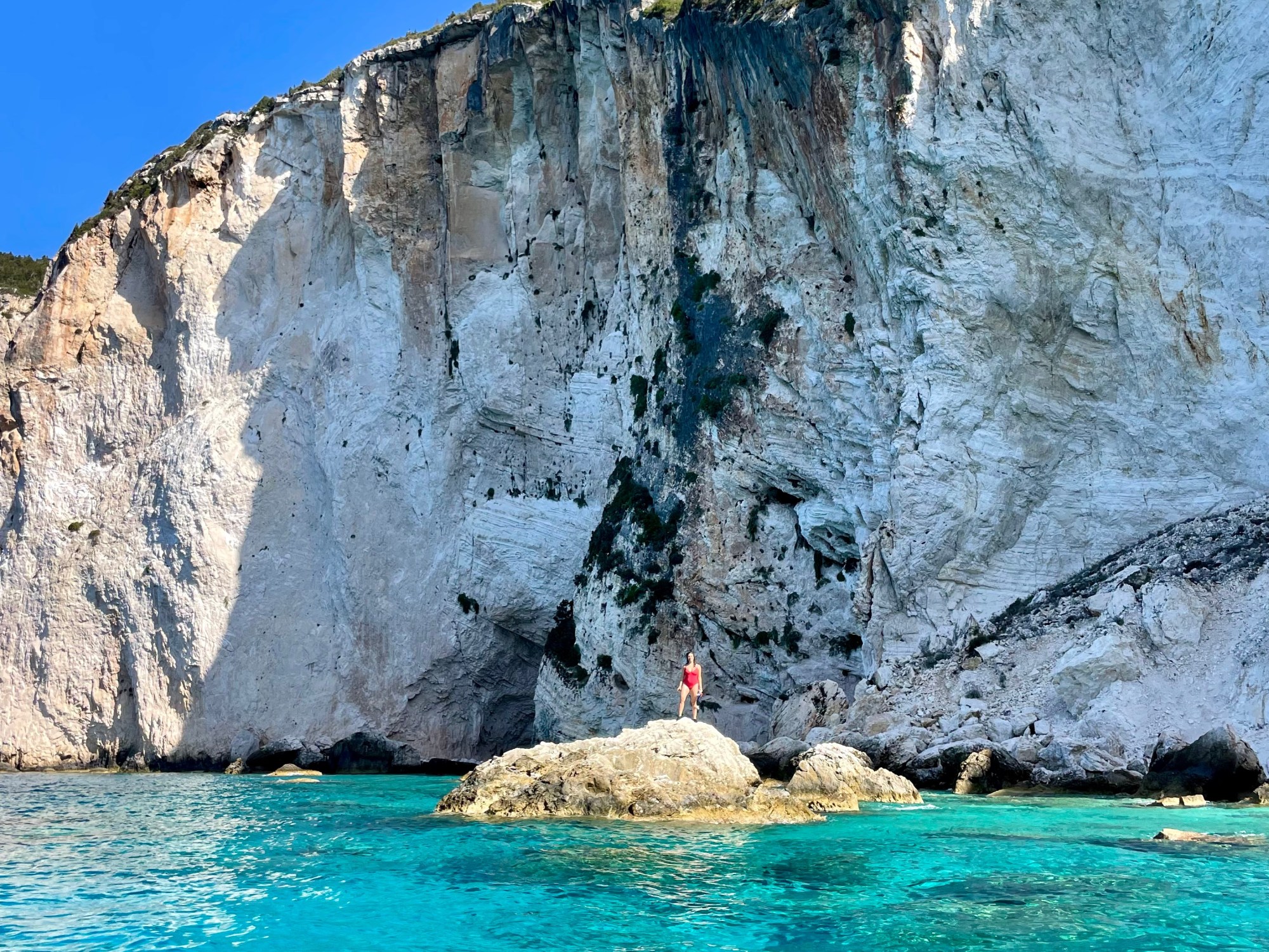Donna su uno scoglio alla spiaggia di Erimitis - Paxos, Isole Ioniche, Grecia