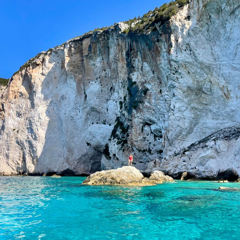 Donna su uno scoglio alla spiaggia di Erimitis - Paxos, Isole Ioniche, Grecia