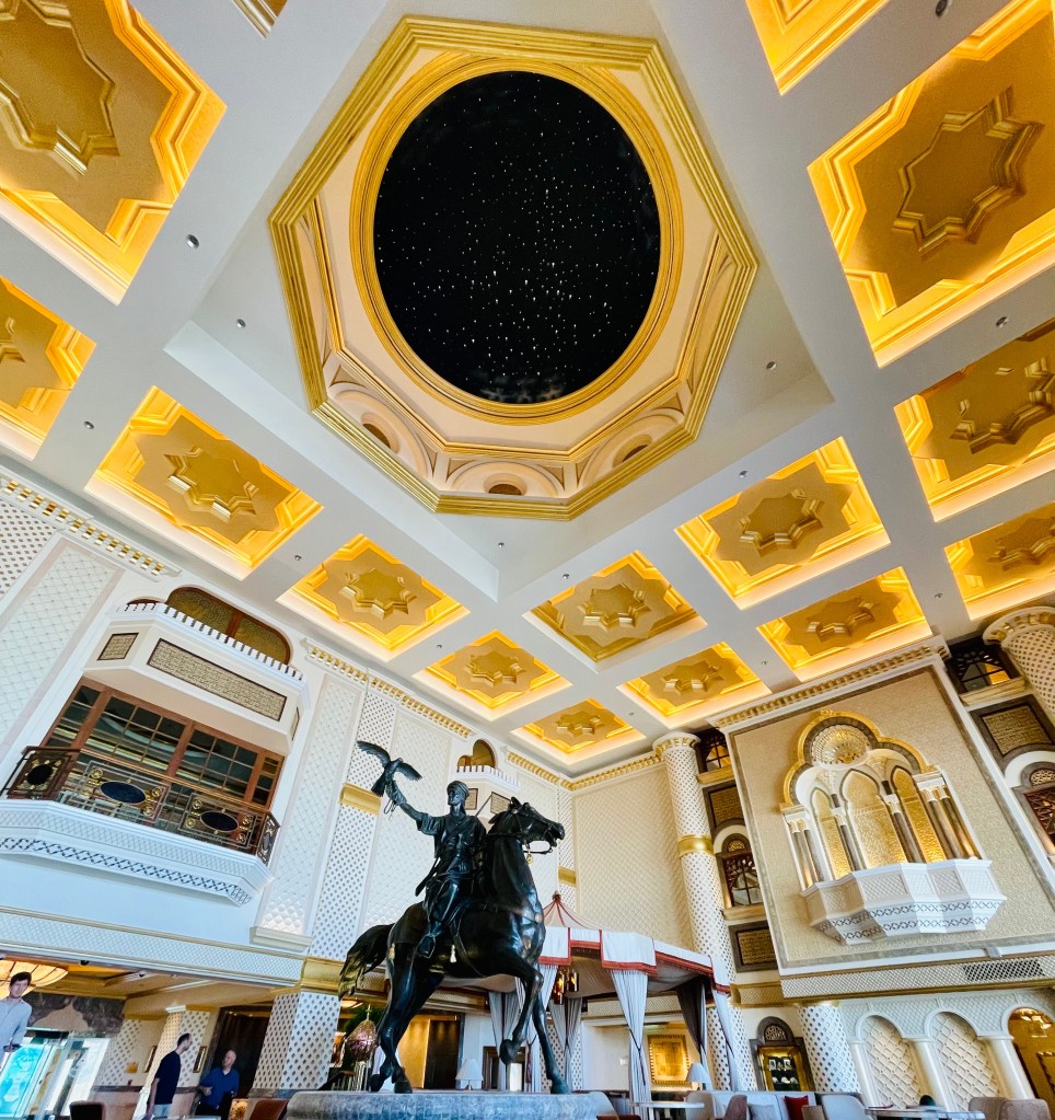 La Hall del Grand Hyatt Muscat con la statua equestre - Muscat, Oman