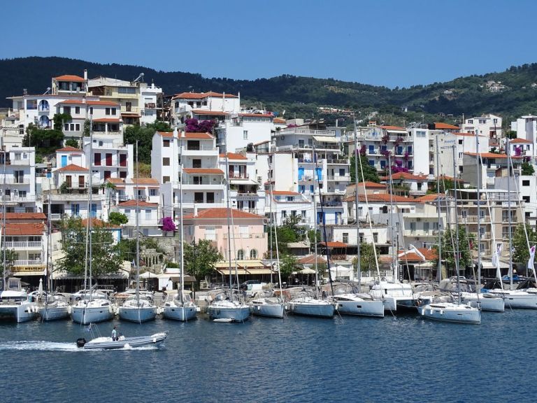 Casette sul mare nel porto di Skiatos, Grecia